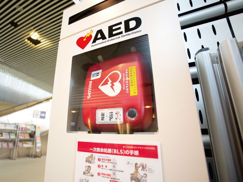 自動体外式除細動器 (AED)